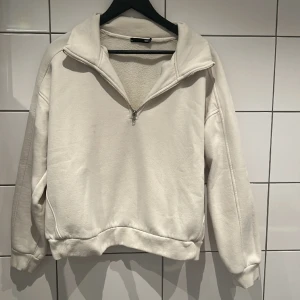 Sweatshirt  - Sweatshirt, har en liten missfärgning vid kragen. Går säkerligen bort med vanish. 