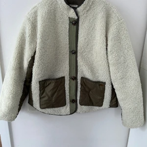 Teddyjacka  - Vinterjacka i teddymaterial. Den är vändbar och modellen heter ”Reversible teddyjacket” och den är från Scotch & Soda. Väldigt varm.  Den är i stl S men passar XS-M.💞💞 Nypriset är 2500kr