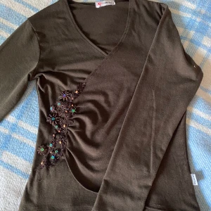 Brun långärmad - Brun långärmad med v-ringad urringning. Använd en gång men den är köpt på loppis och vet inget om förra ägarens användande. 