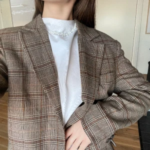 Bershka kavaj - Så fin kavaj från Bershka, väldigt fint skick! Står att den är i storlek xs, men skulle säga att den är mer som en s, oversized. 