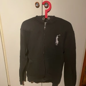 Zip-hoodie - Large, sitter som en medium/large
