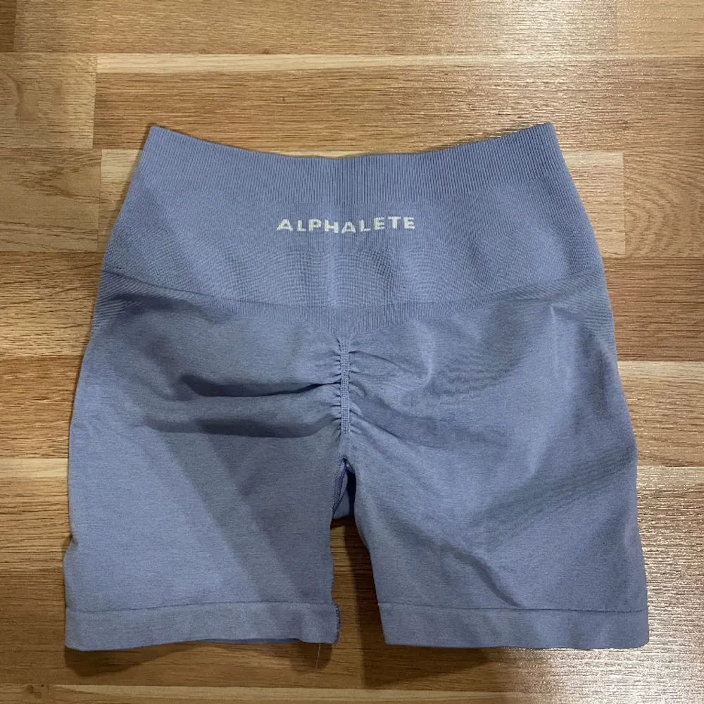 Nästan helt nya Alphalete Amplify Shorts 4.5” i färgen Mystic Blue. Endast använda en gång! Storlek: XS Kan skicka fler bilder på begäran! 💕. Shorts.