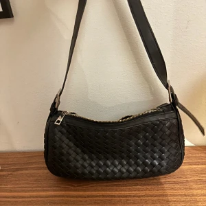 Svart väska  - Säljer en svart fin Bottega inspirerad väska köpt på Gina Tricot för ett par år sedan. 