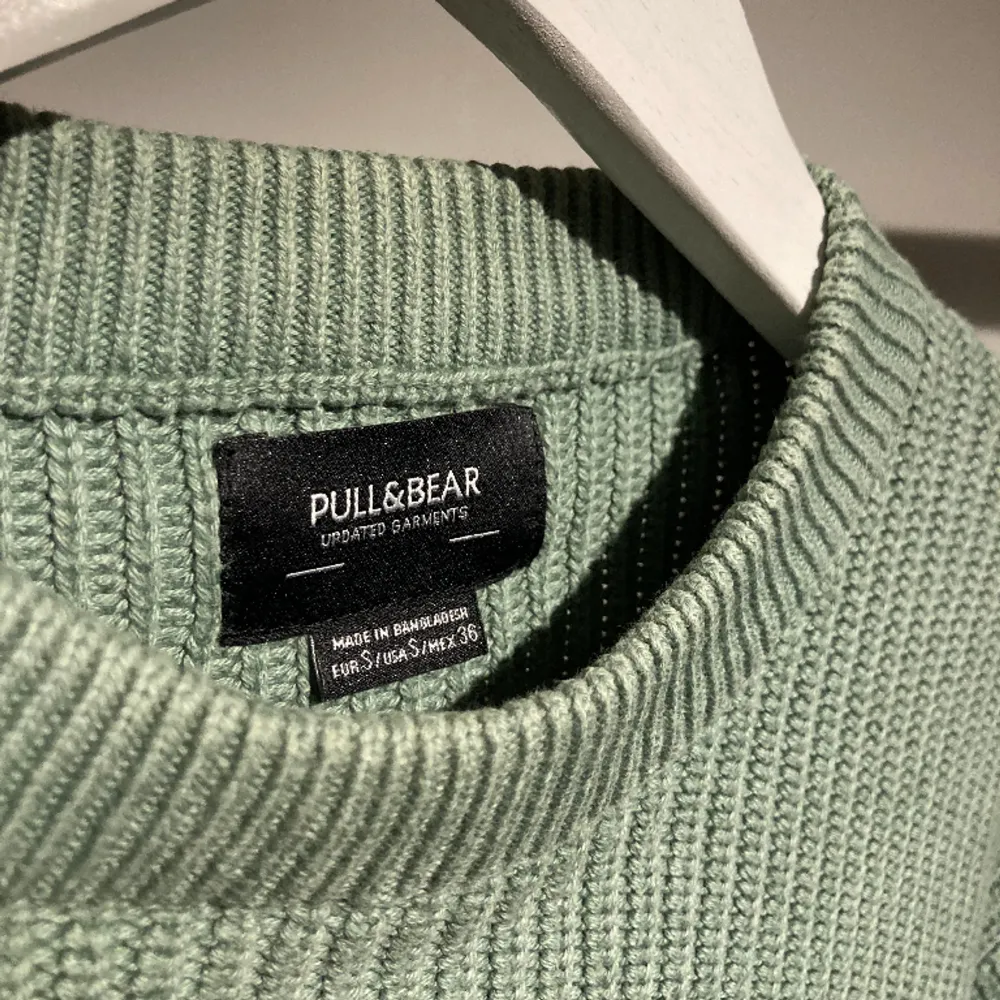 Säljer nu den här gröna stickade tröjan från Pull & bear i storlek S. Väldigt bra skicka och snålt använd. Hör av dig vid frågor eller funderingar!. Tröjor & Koftor.