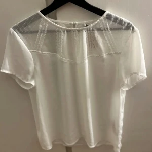 Vit blus  - Säljer denna vita blus som blivit förliten, storlek M men skulle säga att den sitter som S💗
