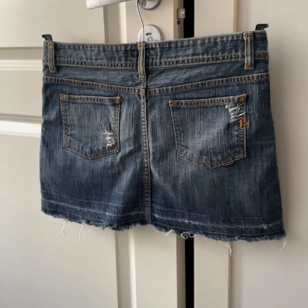 Jeans kjol som inte kommer till användning. Knappt använd eftersom den är lite förstora för mig! Materialet är jeans och är rätt så stretchig💕. Kjolar.