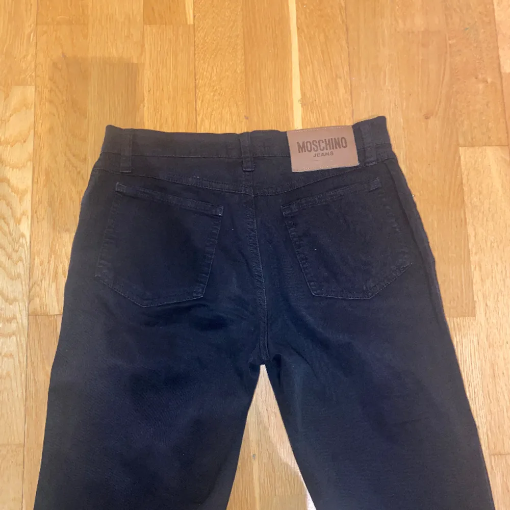 Så snygga low waist flare jeans från Moschino med spetshål ❤️‍🔥 Säljer pga korta för mig som är 175 cm, strlk 36/ S 🙌🏼 Så coola verkligen! Priset kan alltid diskuteras . Jeans & Byxor.