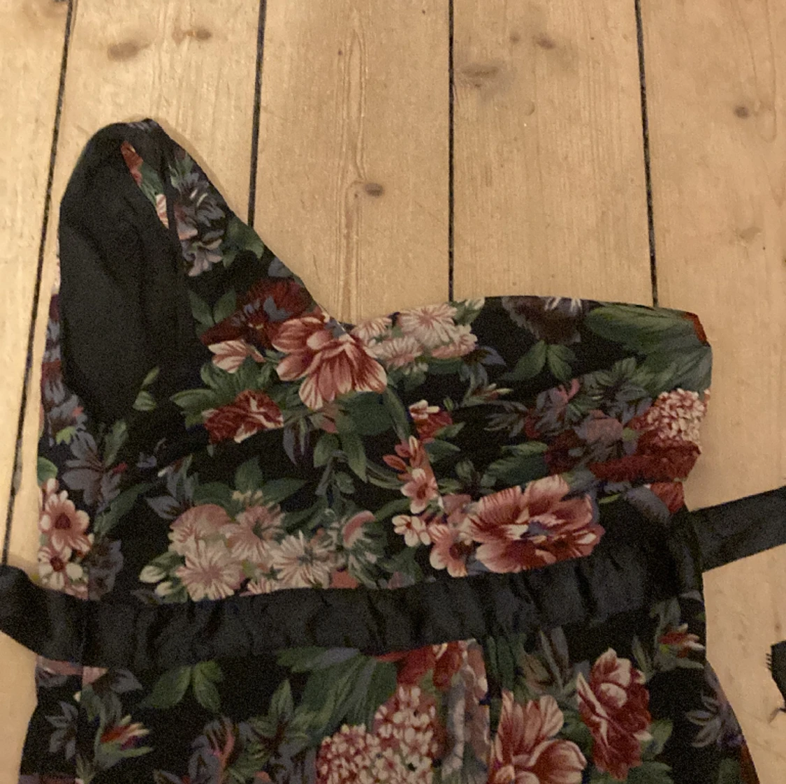 Blommig festklänning med asymetrisk body - 91