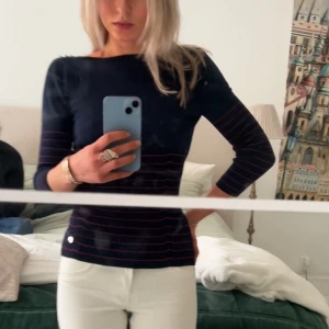 Karen millen tröja❤️❤️ - En Karen millen tröja som ger en fin passform, älskar den marinblå färgen och detaljerna med silverknappar på axlarna❤️❤️