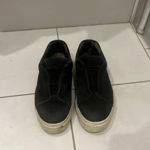 Eytys - Säljer mina eytys i stl 38 då jag inte andvänder dom lika mycket längre. Dom är lite slitna men ser fortfarande bra ut. Inuti skon vid hälen har tyget slitits upp men det är inget som syns utanpå! 