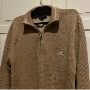 Gant halfzip - Superstilig halfzip från Gant, 10/10 skick. Den är ganska tunn så perfekt nu när det blir lite varmare. Köpt i affär för 900kr. Pris går att diskutera