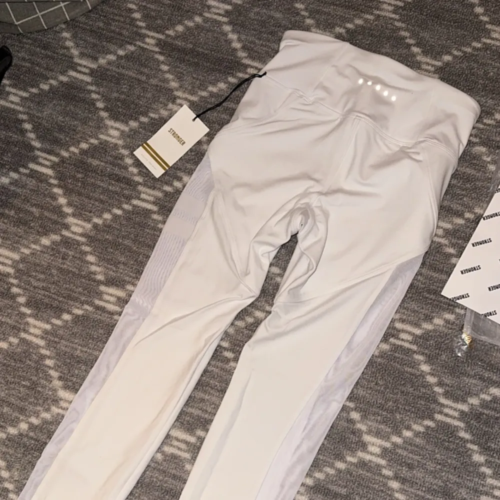 Guardian Tights från stronger. Helt oanvända pga min syster fick ett par hon redan hade. Lapp är kvar på och är helt nya. Nya kostar 899kr o jag säljer dom för 500kr. Storlek XS. Jeans & Byxor.