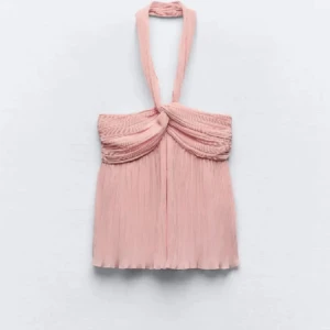 Zara topp - Jätte fin zara topp som är perfekt inför sommaren, inga defekter förutom att lappen har gått av på ena sidan 