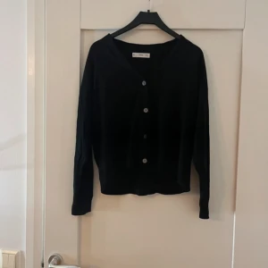 Kofta från mango - Jättefin kofta från mango som inte längre används. Är i jättebra skick, inga defekter eller fläckar! 