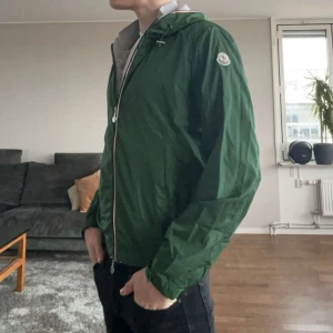 Moncler windbreaker - Tja, säljer nu min perfekta sommarjacka moncler windbreaker i den eftertraktade färgen grön! Storlek 2 ( S/M ) i färgen grön. Jackan är i toppskick och jag har äkthetsbevis. Nypris ligger på 7000kr, priset kan diskuteras Tveka inte på att höra av dig