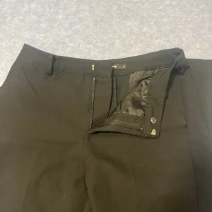 Kostymbyxor  - Utsvängda kostymbyxor från bikbok , nypris 499