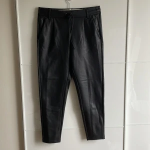 Onlypoptrash Easy coated pant - Only byxor använda en gång 