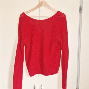 En jättefin rödstickad tröja med en djuprygg ifrån NA-KD ❤️ Storlek XS men skulle även säga att den passar S