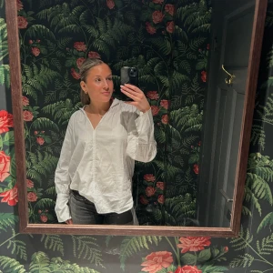 Blus  - Vit blus i bra skick. Minns inte märket. 🩷🩷🩷