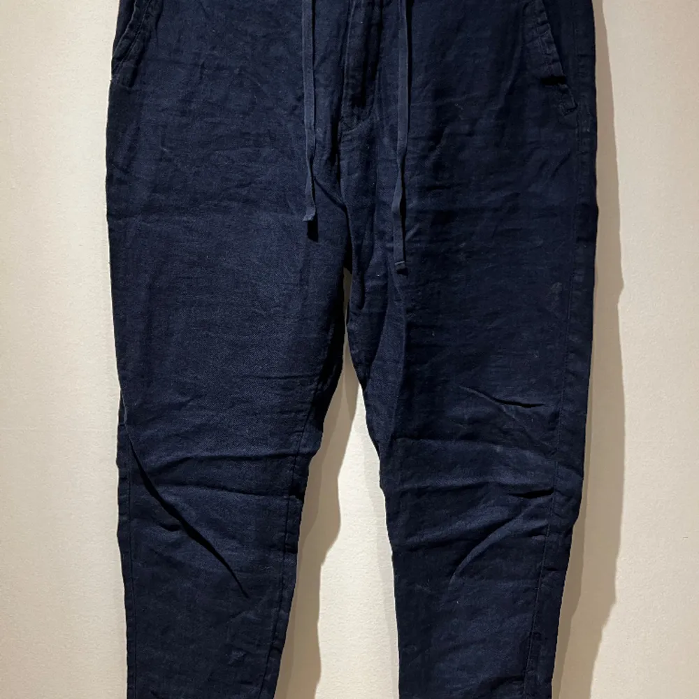 Mörkblå linnebyxor. Storlek m. . Jeans & Byxor.