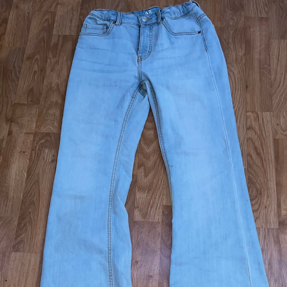 Ett par jättefina ljusblå utsvängda jeans som aldrig används . Jeans & Byxor.