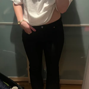 Svarta Jeans - Sköna, snygga, mid waist, från Mango. Använder inte köp nu! 