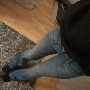 Lågmidjade bootcut jeans  - Hej, säljer nu mina sjukt snygga second hand bootcut jeans, lågmidjade . Osäker på midjemåttet men jeansen sitter superbra på mig som brukar ha 25 och 26 i midja. Innerbenslängd är 81 cm, jag är 169 och dom sitter superbra på mig (se bilder). ❤️❤️❤️