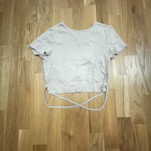 Superfin topp som man kan knyta 🌟💗 - Jättefin och superskön‼️💗 Perfekt till sommaren🤍💗 (Liten i storleken jag har vanligtvis xs men den här passar mig💗)