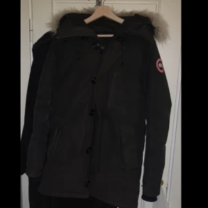 Canada goose jacka - Säljs då den inte kommer till användning, bra skick. Köpt begagnad hos kaspersheat för 5500 för några år sedan. Storlek S men den är stor i storleken så passar dig som har M. Säljer den för ett grymt pris så passa på! Skriv vid frågor.