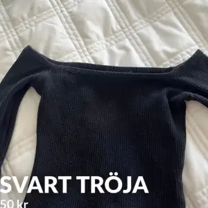 En svart tröja som är använd någon gång men fortfarande fin och bra skick 