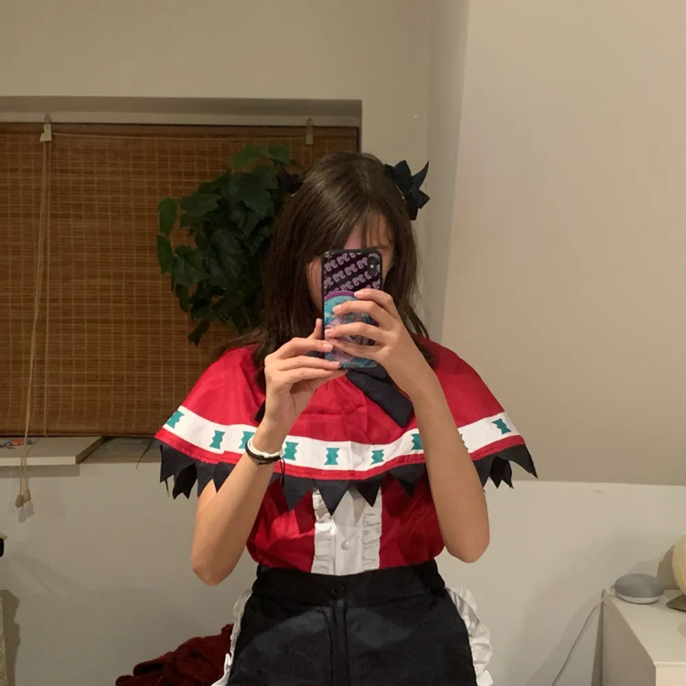 Only worn 2 times. I don’t think anything is broken. Bought from AliExpress dm if you want the wig too! It’ll cost 50 sek extra for the wig. Klänningar.