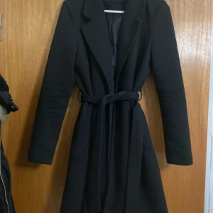 Kappa - Fin kappa från vero Moda, knappt använd och i fint skick. Hör av dig vid frågor eller intresse💗💗pris kan diskuteras 