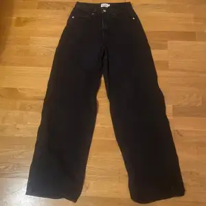 Snygga highwaisted jeans från NA-KD