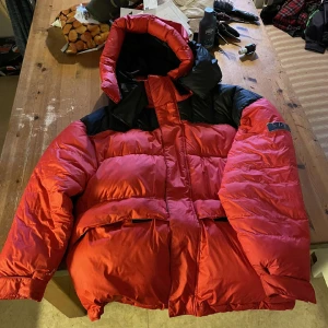 EA7 Jacka - Hej jag väljer att sälja min jacka då jag ej har någon användning för den längre. Finns att hämtas i Ekholmen eller någonstans i Linköping. Kan sänkas till 2500kr vid snabb affär. Kontant är ett måste då Bank id o swish inte går att använda.