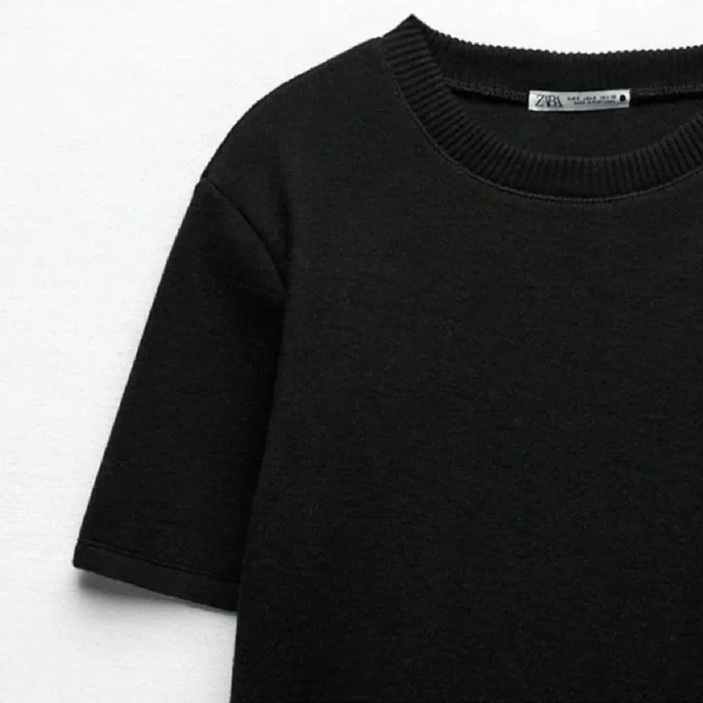 Säljer min super fina stickade svarta mjuka kortärmade tröja från zara, sotorleken är M men xs-s också!💕. T-shirts.