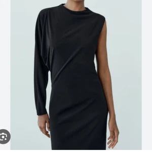 Asymmetrisk långklänning  - Helt oanvänd klänning från zara, slutsåld på deras hemsida! Så fin men tyvärr inte i min storlek😭💕💕💕 bild lånad från Zaras hemsida!