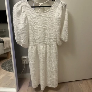 Studentklänning  - superfin klänning i mycket bra skick och normal i storleken, har aldrig använt den och perfekt till studenten