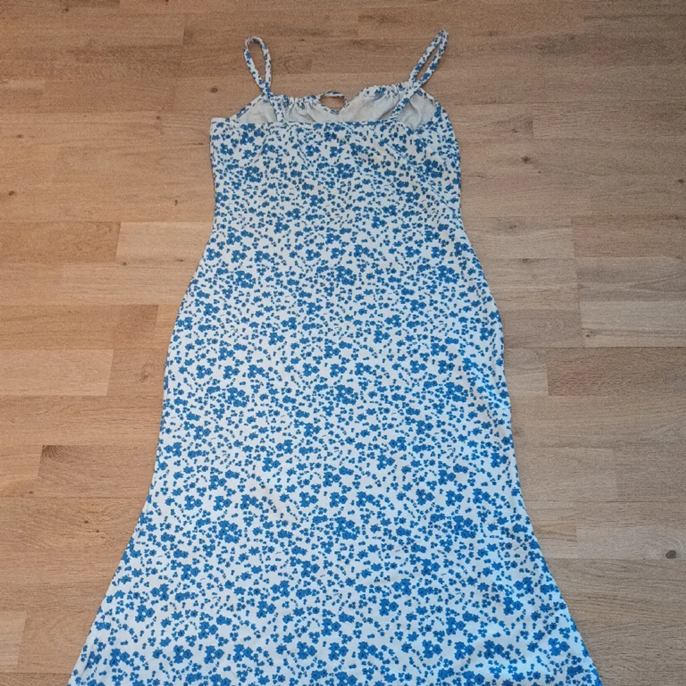 Jätte söt blå blommig klänning från shein, endast använd ca 1 gång! Inga defekter.. Klänningar.
