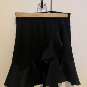 Jättefin little remix kjol i storlek 16. Något liten för mig som vanligtvis har strl s-m. Knappt använd och i perfekt skick. Köpt för 700 ny på vintagebutik.