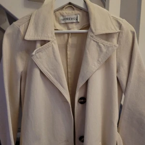 Beige vårkappa 36 - Som ny! Så fin, men det blir inte av att jag använder den.