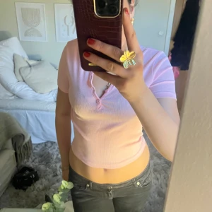 T-shirt -  Söt t-shirt från Gina Tricot🩷 aldrig använd i storlek S  