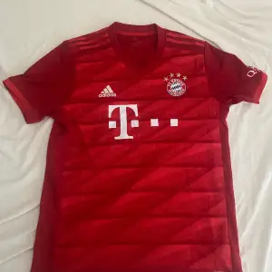 Säljer min Bayern tröja för att använde den inte. Det är bara använda ett fåtal gånger och är i jätte bra skick 