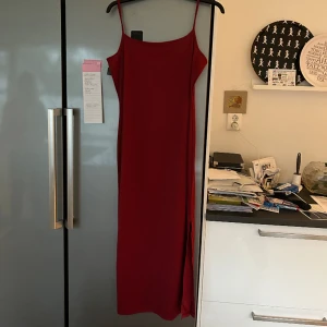 Röd lång klänning - Super fin klänning i en mörk röd färg lite mer vinröd. Sitter super fin passform med en liten slits på ena sidan där nere.💕skulle säga att den passar alla storlekar iallfall s-L beror helt på hur tajt man vill att den ska sitta💕🤗