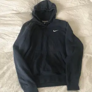 Snygg nike vintage hoodie i svartblå. Fint skick och storlek S. Passar till allt och alla sammanhang !!