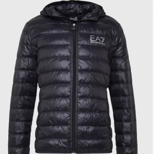 EA7 jacka - Säljer min armani jacka pågrund av att jag har andra jackor jag använder. Jackan är i storlek S och i bra skick! Priset kan diskuteras:) Hämtas upp i Borås 