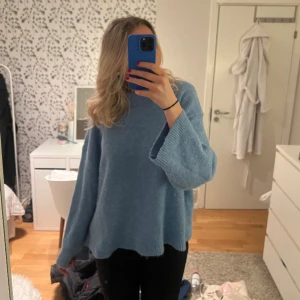 Blå stickad  - Blå stickad tröja, storlek M 