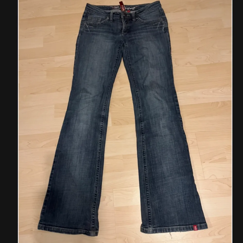 bootcut Lågmidjade jeans med detaljer på fickorna . Jeans & Byxor.