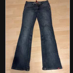 bootcut Lågmidjade jeans med detaljer på fickorna 