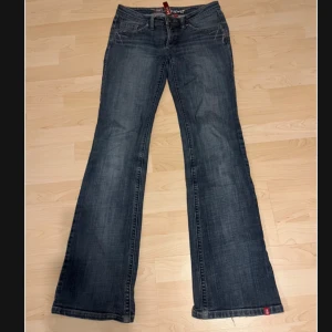 Bootcut jeans - bootcut Lågmidjade jeans med detaljer på fickorna 
