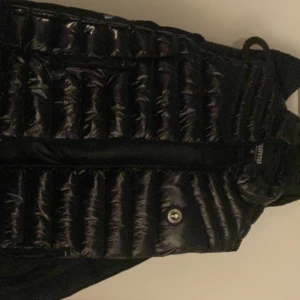 Trapstar väst  - Hej  jag säljer min trapstar väst som är värd 17000 kr. Jag säljer den för att ha råd med bil och mitt körkort.